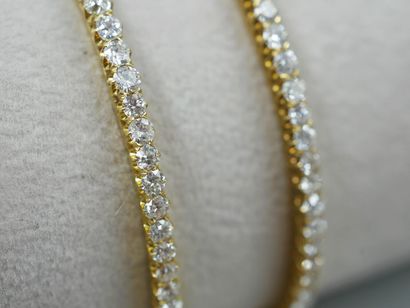 null Pair of 18k yellow gold bracelets set with 9cts of diamonds. 

PB : 21,5gr the...