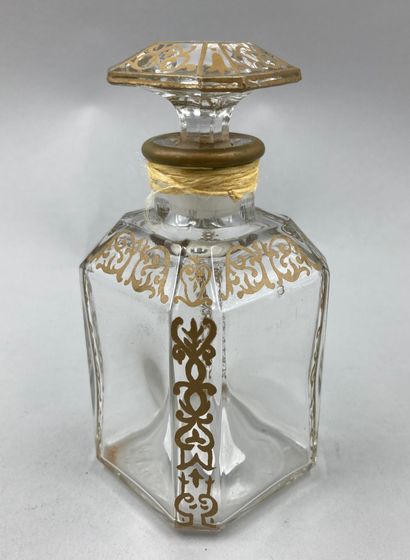 null GUERLAIN model "Square bottle".

Glass bottle, rectangular body, square base,...