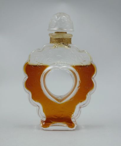 null NINA RICCI "Heart of Joy

Crystal bottle, with a hollowed out heart shape. Decorated...