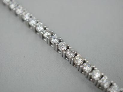 null Soft line bracelet in 18k white gold with 63 brillant cut diamonds in F to G...