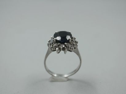 null Silver ring surmounted by an oval sapphire in a double surround of diamonds....