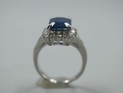 null Platinum ring set with an emerald-cut sapphire in a diamond setting. 

PB :...