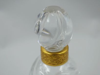 null BACCARAT

Baccarat crystal bottle with twisted shape, identical stopper. Gold...