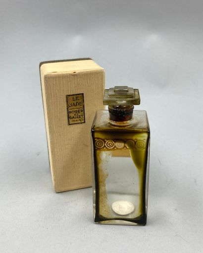 null ROGER GALLET " Le Jade ".

Colorless glass bottle, rectangular shape, square...