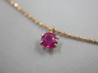 null Collier en or jaune 18k agrémenté de sept rubis en pampille pour 3cts environ...