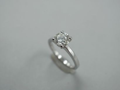 null Solitaire ring in 18k white gold set with a brilliant-cut diamond of 1,51cts...