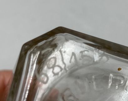 null GUERLAIN model "Square bottle".

Glass bottle, rectangular body, square base,...