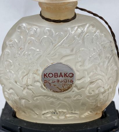 null BOURJOIS « Kobako »

Flacon en verre, découpe polylobée, décoré en relief de...