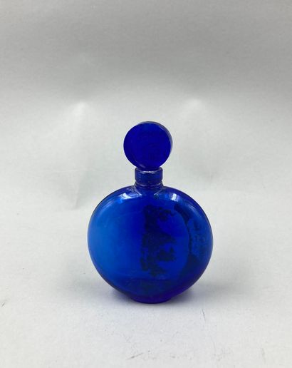 null WORTH " Dans la Nuit " (In the Night)

Blue glass bottle of watch shape. Empty....