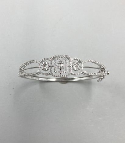 null Rigid opening bracelet in 18k white gold, the upper part consisting of openwork...