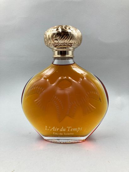 null NINA RICCI "L'air du Temps

Glass bottle, body decorated with two doves in relief....