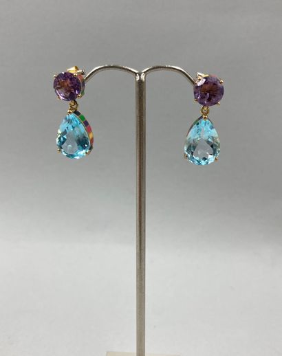 null Pair of earrings in vermeil, the setting decorated on the sides of enamelled...