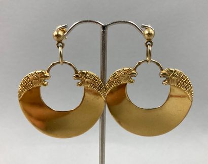 null ARTHUS BERTRAND, About 1980.

Pair of earrings in vermeil, round shape and patterns.

Height:...