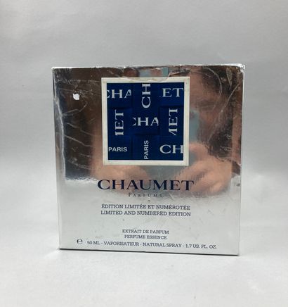 null CHAUMET " Chaumet

Crystal and silver bottle, stamped. Contains 50ml of perfume...