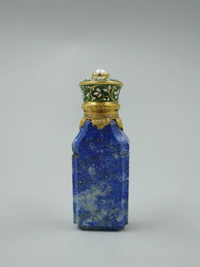 null FLACON FOR PERFUM AND ODORS in cut lapis lazuli, rectangular base. Mounting...