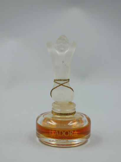 null ISADORA

Glass bottle of cylindrical form. Stopper showing a female silhouette...