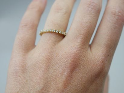 null Flexible wedding ring in 18k yellow gold set with a line of diamonds.

PB :...