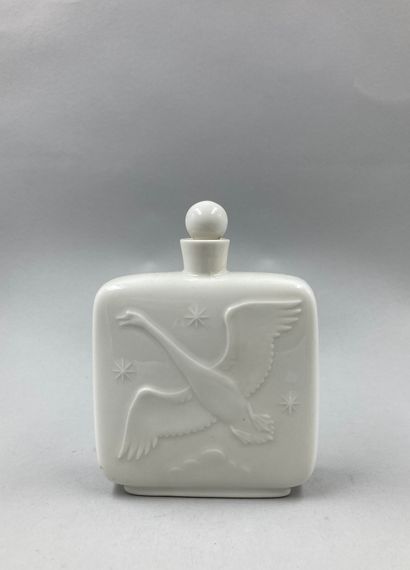null ROYAL COPENHAGEN

Flacon en porcelaine, de forme carrée, panse décorée d’oiseaux...