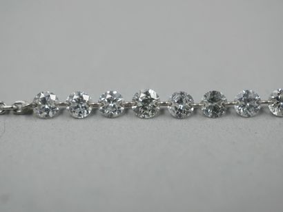 null Elegant collier en or blanc 18k agrémenté de 24 diamants pour 1ct environ en...