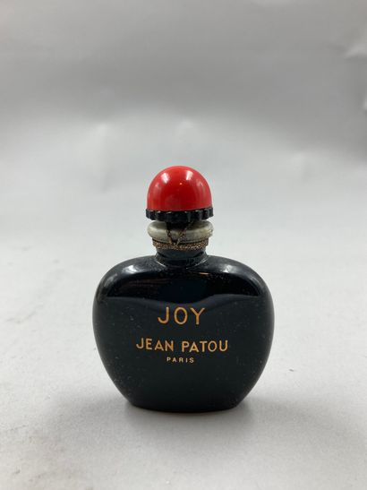 null JEAN PATOU "Joy

Black glass bottle, snuffbox shape, circular stopper, domed,...