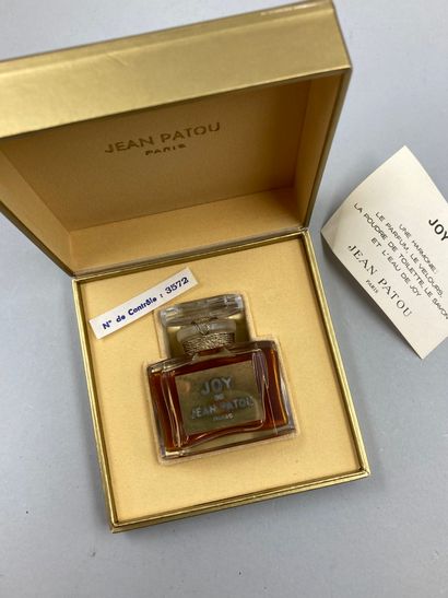 null JEAN PATOU "Joy

Glass bottle, square body, titled label. Golden stopper. PDO,...