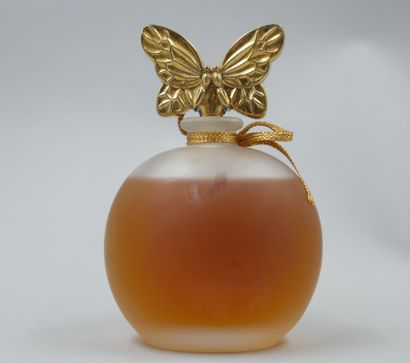 null ANNICK GOUTAL "Passion

Atomizer bottle in frosted glass, golden cap featuring...