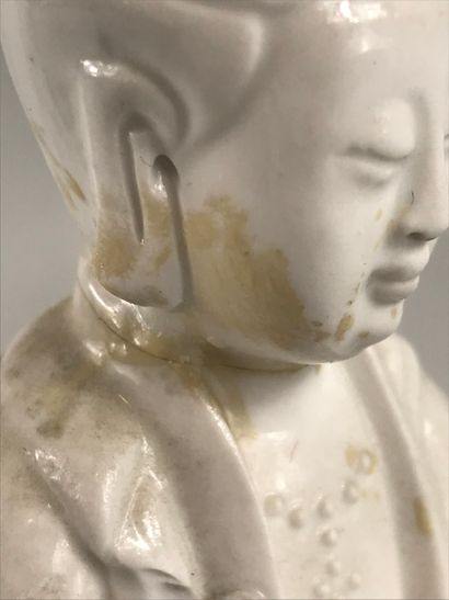 null CHINE, XXème siècle. 

Deux statuettes de Guan Yin debout sur un piédestal orné...