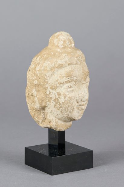 null Buddhist head in schist.

Art of Gandhara, 2nd - 4th century B.C.

Height. 12cm...