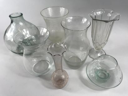 null Lot de sept vases en verre dont un en forme de coupe sur piédouche dans le goût...