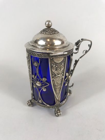 null Mustard pot in silver 1st title, inside in blue glass. On four feet. 

Period...