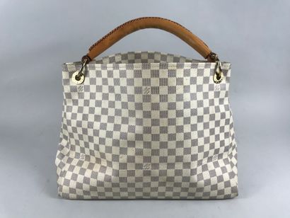 null LOUIS VUITTON.

Large bag in clear canvas. Hand-carried. 

Height : 31cm. Width...