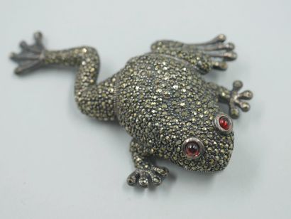 null Brooch in silver and hematite representing a frog. 

Length : 8cm. PB : 35g...