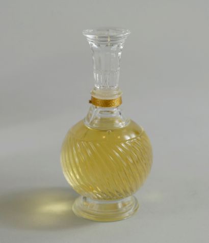 null GUERLAIN « Guerlinade »

Flacon en verre, eau de parfum 50 ml, créé en hommage...