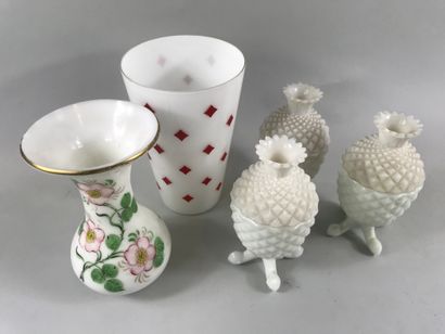 null Set of opalines including a vase decorated with red tiles on a white background,...