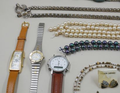 null Lot de bijoux fantaisie comprenant des sautoirs, colliers, montres, perles,...