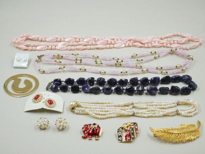 null Lot de bijoux fantaisie comprenant des sautoirs, colliers, broches, boucles...