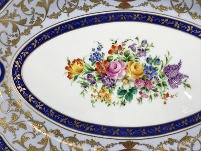 null Camille LE TALLEC (1906-1991) 

Oval dish "Baron Jourdan" with flowers and enhanced...
