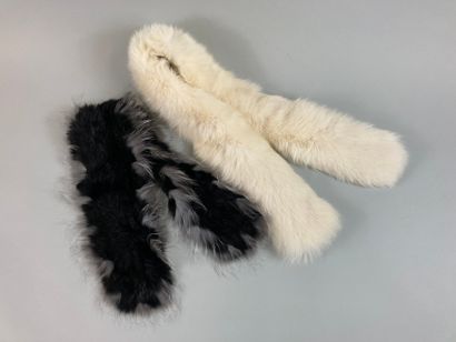 null Lot of 2 fur scarves. 

(Fairly good condition).