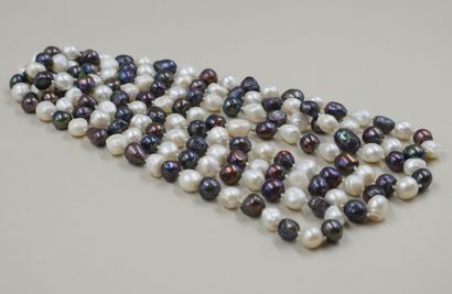 null Long necklace of fancy baroque pearls.
