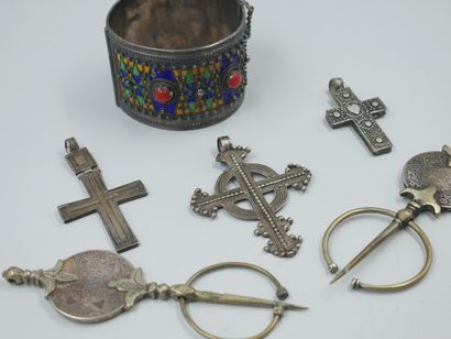null Lot de bijoux berbères en argent et émail : bracelet, pendentifs et fibules...