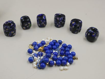 null Lot de perles fantaisie dont perles de lapis-lazuli, 6 grosses perles millefiori,...