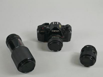 null Appareil photo Canon A-1 avec deux objectifs 

Dans sa housse