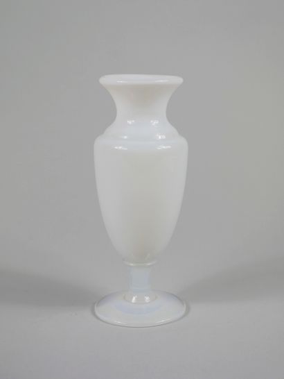 null Vase Médicis en verre opalescent dans le goût de Sabino. 

Haut :18cm.