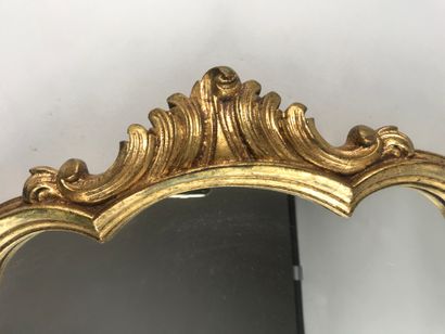 null Gilded wood mirror in the Regency style. 

Diam: 77 x 46cm.

(Accidents)