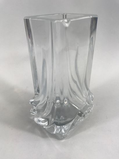 null DAUM. 

Vase quadrangulaire en cristal, la base mouvementée. Gravé Daum France.

Haut...