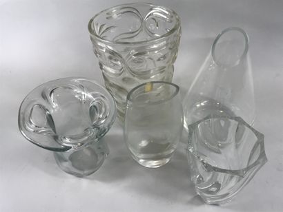 null Lot of five glass vases with movement decoration, one with a flared neck, another...