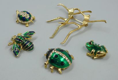 null Lot of fancy brooches, animal subjects and couple of dancers.