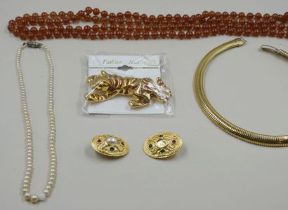 null Lot de bijoux fantaisie comprenant des colliers dont un Tubogaz, une broche...