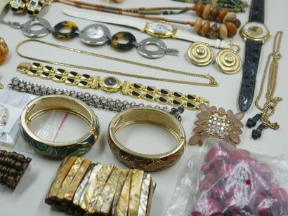 null Lot de bijoux fantaisie comprenant des montres, broches, bracelets, clips et...