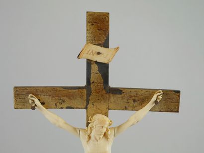 null Crucifix en corne.

Haut : 45,5cm.